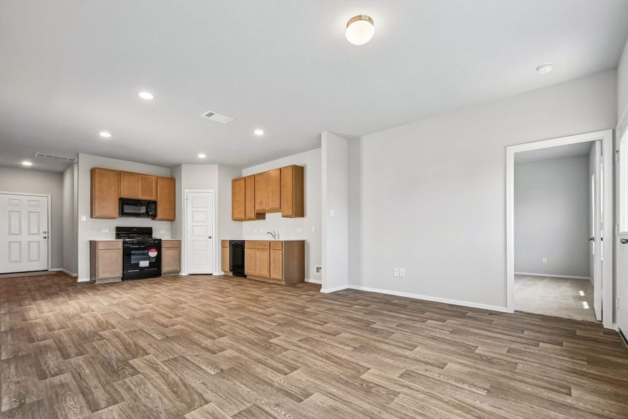 Spacious, unfurnished interior of a new home in Hymeadow, San Marcos (Image 12).