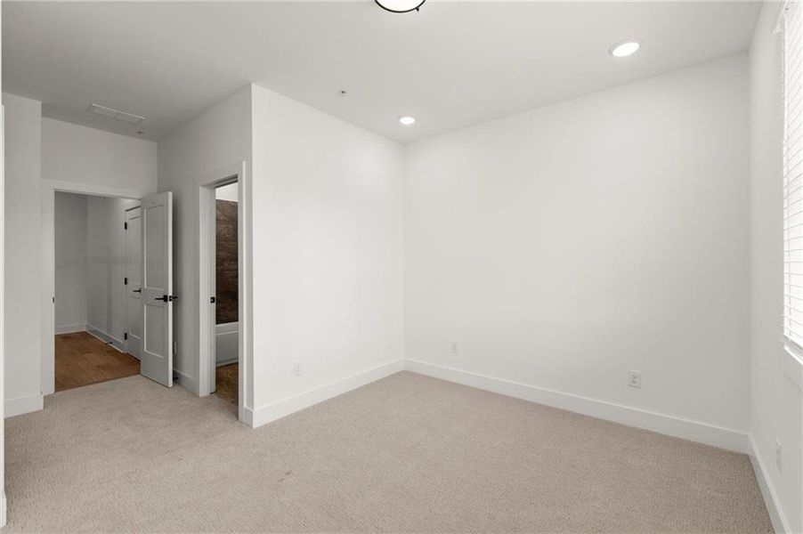 Spacious, unfurnished interior of a new home in , Alpharetta (Image 13).