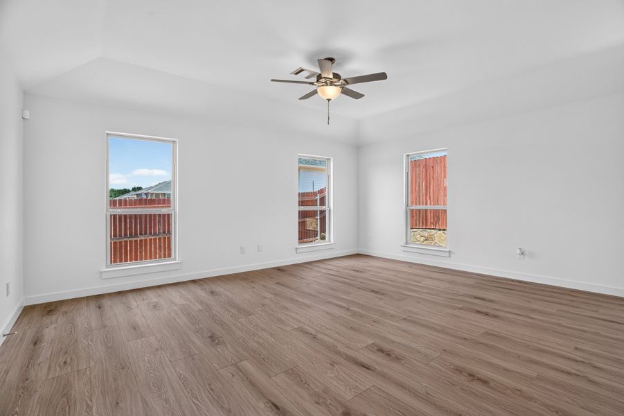 Spacious, unfurnished interior of a new home in Trail Creek, Cleburne (Image 32).