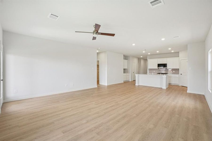 Spacious, unfurnished interior of a new home in Lone Oak, Alvarado (Image 24).