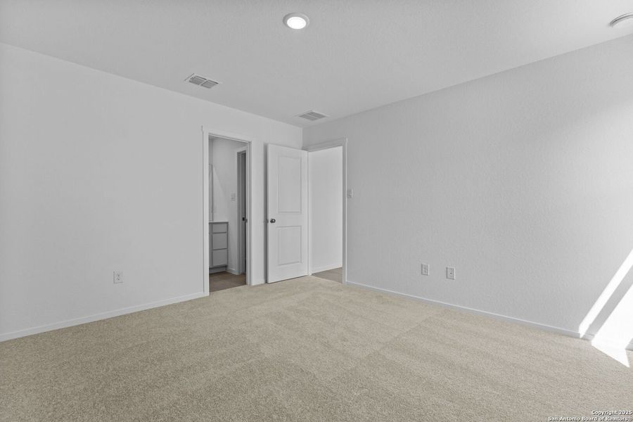 Spacious, unfurnished interior of a new home in Torian Village: Watermill Collection, San Antonio (Image 10).