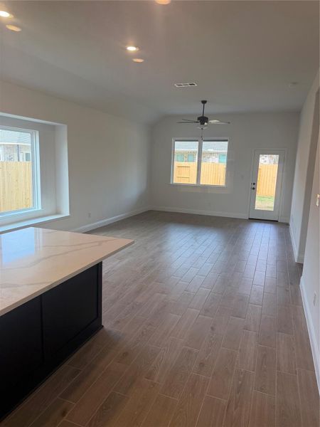 Spacious, unfurnished interior of a new home in Evergreen 40', Conroe (Image 7).