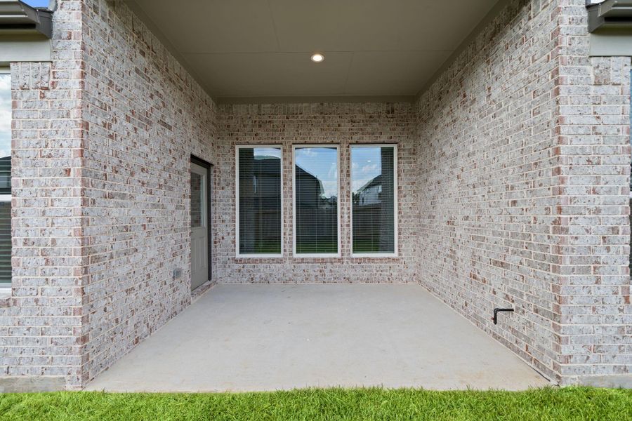 Exterior details and patio area of a home in Barton Creek Ranch, Conroe (Image 4).