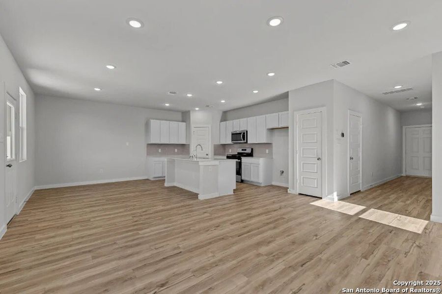 Spacious, unfurnished interior of a new home in Millican Grove, San Antonio (Image 14).