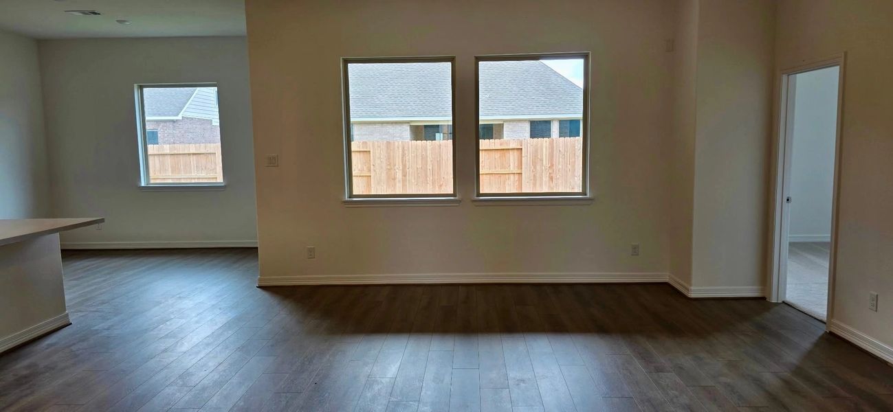 Spacious, unfurnished interior of a new home in Sunterra Lakes, Brookshire (Image 21).