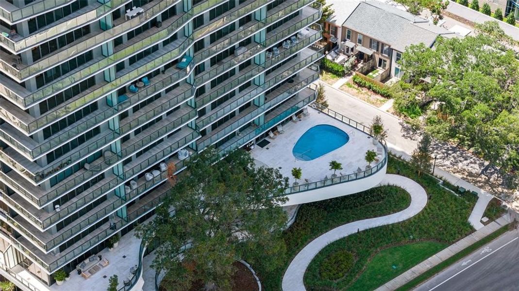 Condo located in Tampa, FL showcasing its design and architecture (Image 3).
