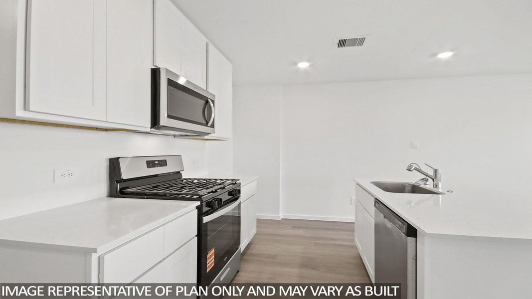 Furnished interior view inside a new home in Silverthorne, Conroe (Image 4).