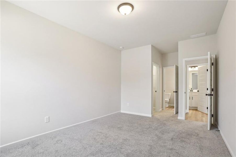 Spacious, unfurnished interior of a new home in Ponderosa Farms Reserve, Gainesville (Image 36).