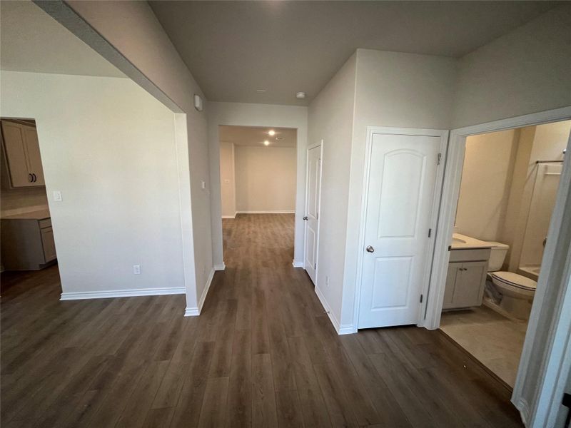 Spacious, unfurnished interior of a new home in Lariat, Liberty Hill (Image 18).