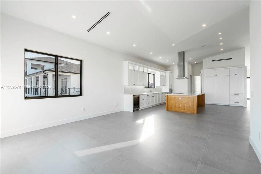 Spacious, unfurnished interior of a new home in , Marathon (Image 28).