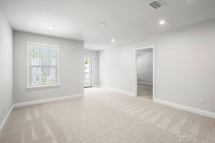 Spacious, unfurnished interior of a new home in Waterways, Richmond Hill (Image 40).