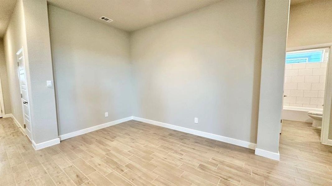 Spacious, unfurnished interior of a new home in Rock Creek Ranch, Fort Worth (Image 14). Spacious, unfurnished interior of a new home in Rock Creek Ranch, Fort Worth (Image 14).
