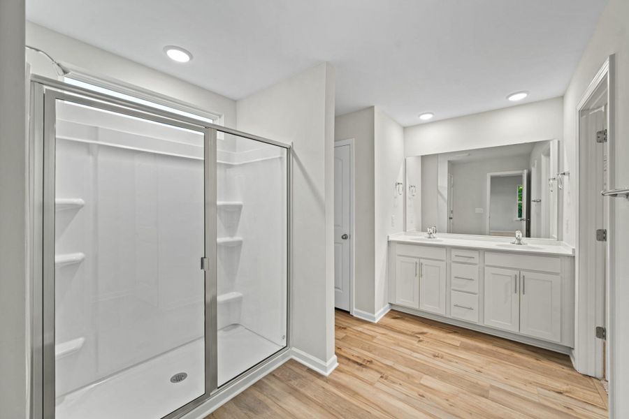 Spacious, unfurnished interior of a new home in Chandler Ridge, McLeansville (Image 33).