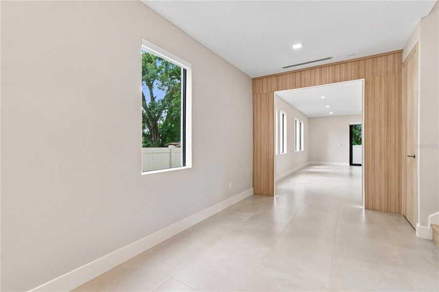 Spacious, unfurnished interior of a new home in , Tampa (Image 29).