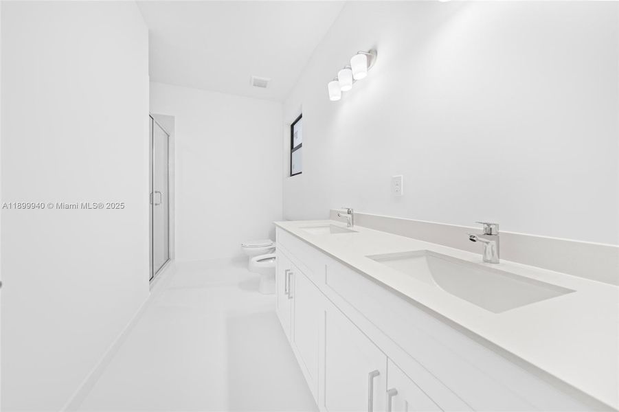 Master Double sink and shower Master Double sink and shower