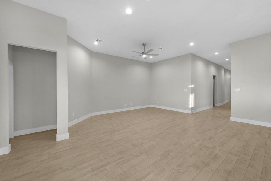 Spacious, unfurnished interior of a new home in Briarwood Crossing, Rosenberg (Image 15).