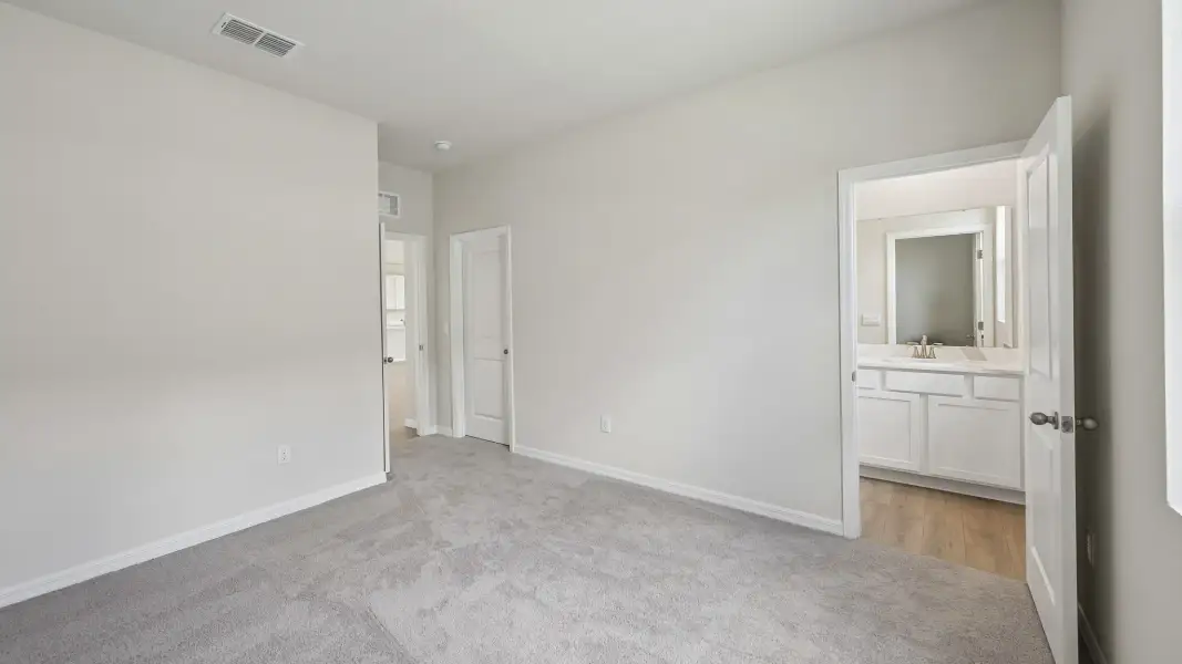 Spacious, unfurnished interior of a new home in Oakfield Trails, Parrish (Image 23).
