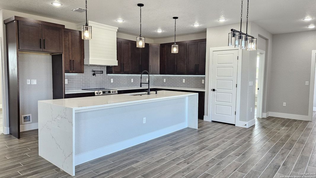 Furnished interior view inside a new home in , La Vernia (Image 27).