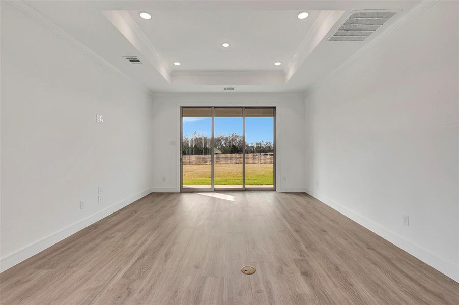 Spacious, unfurnished interior of a new home in Heath Golf & Yacht Villas, Heath (Image 19).