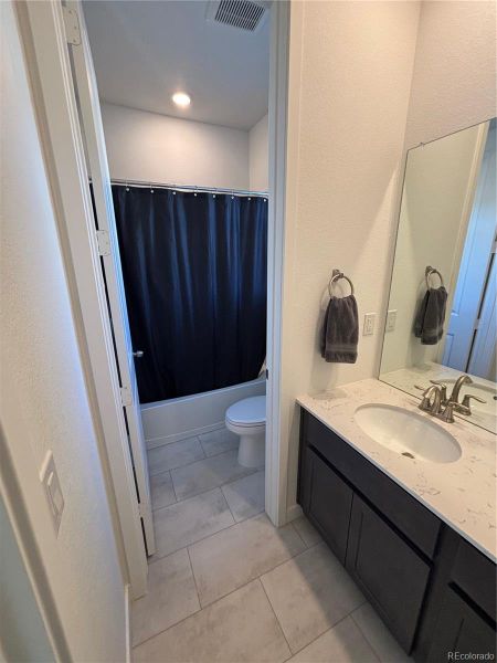 3rd floor adjoining full bathroom