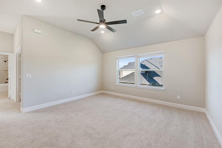 Spacious, unfurnished interior of a new home in Triple Diamond Ranch, Mansfield (Image 33).
