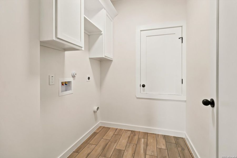 Spacious, unfurnished interior of a new home in , Floresville (Image 6).