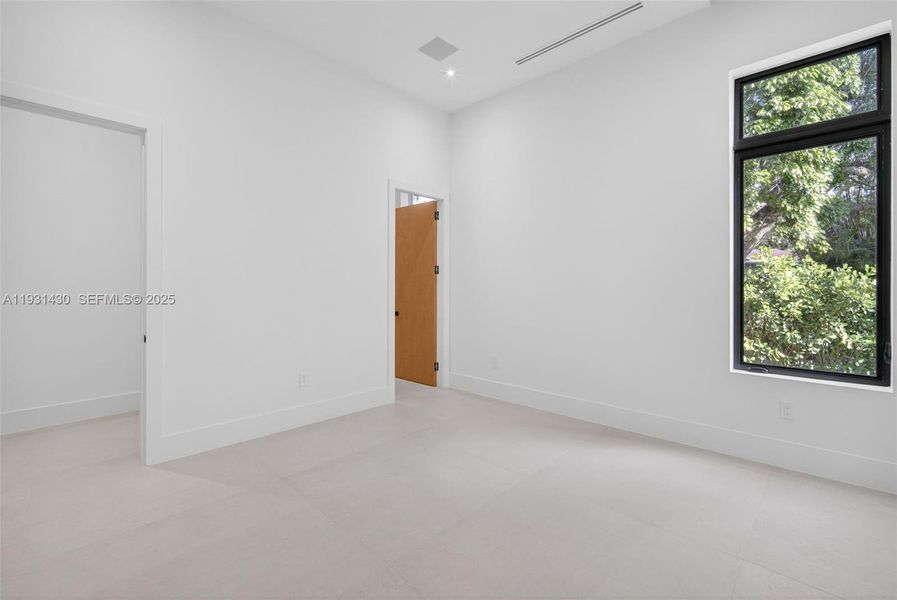 Spacious, unfurnished interior of a new home in , Miami (Image 21).