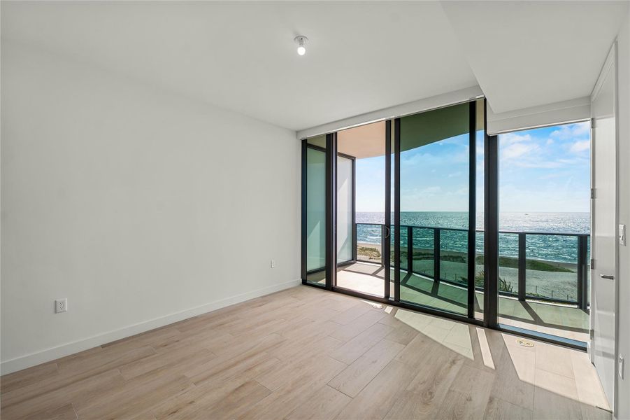 Spacious, unfurnished interior of a new home in Casamar, Pompano Beach (Image 27).