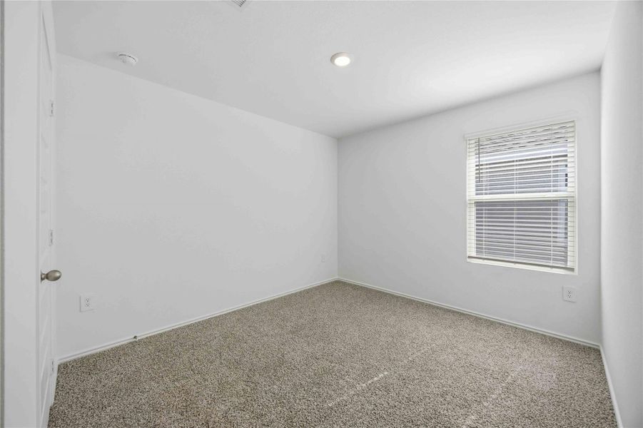 Spacious, unfurnished interior of a new home in Garver Heights, Houston (Image 9).