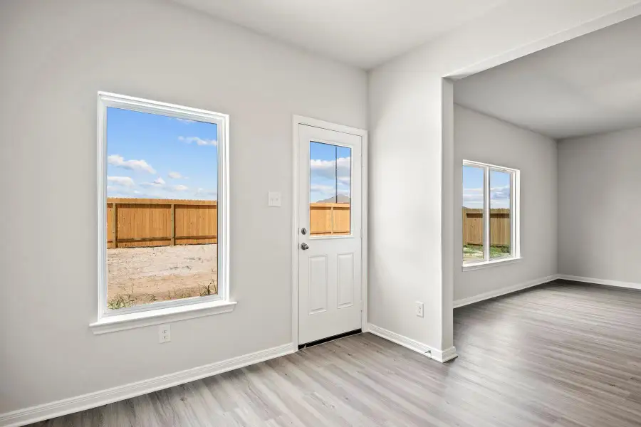 Spacious, unfurnished interior of a new home in Trails at Cochran Ranch, Waller (Image 12).