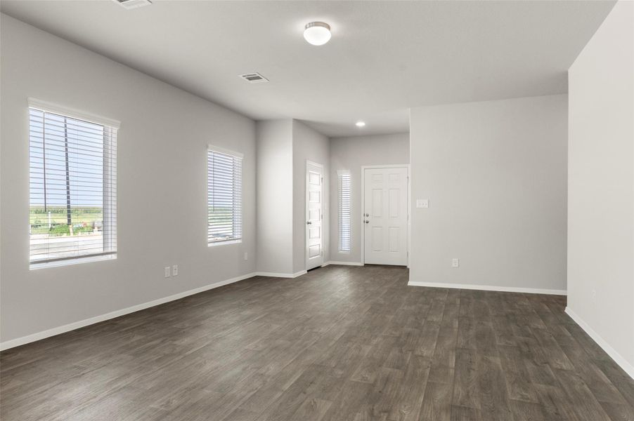 Spacious, unfurnished interior of a new home in Harvest Ridge, Elgin (Image 25).