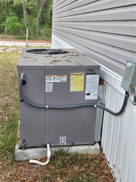 Exterior details and patio area of a home in , Spring Hill (Image 18).