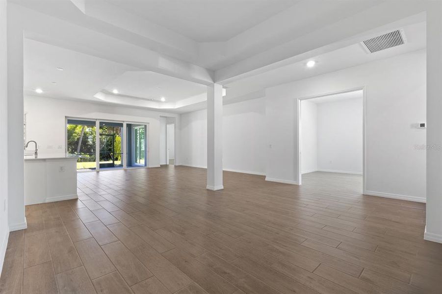 Spacious, unfurnished interior of a new home in Sandy Key, Fort Myers (Image 21).