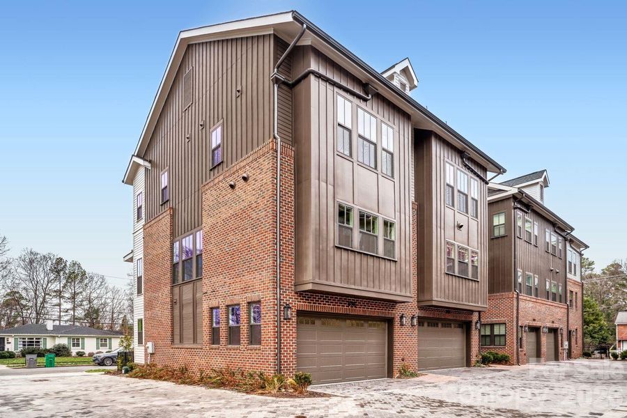 Condo located in Charlotte, NC showcasing its design and architecture (Image 5).