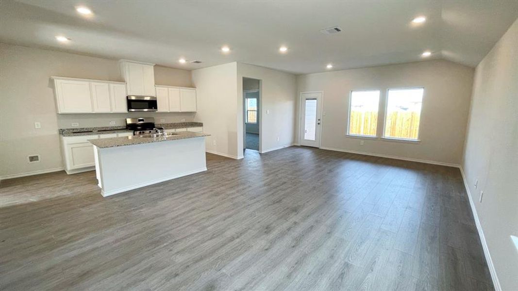 Spacious, unfurnished interior of a new home in Sweetwater Springs, Sherman (Image 4).