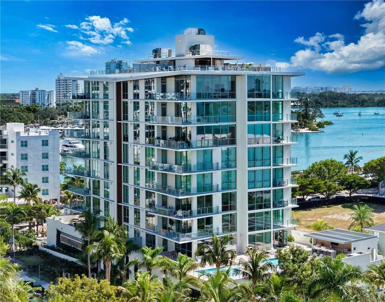 Condo located in Sarasota, FL showcasing its design and architecture (Image 3).
