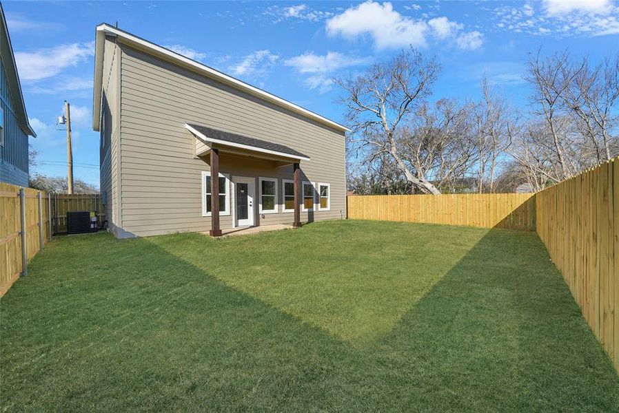 Exterior details and patio area of a home in , Waxahachie (Image 4).