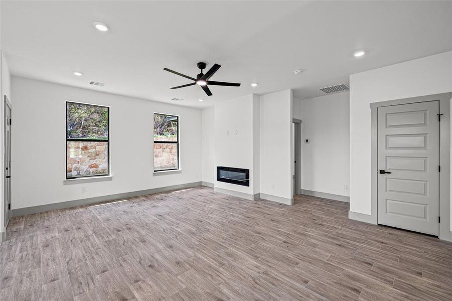 Spacious, unfurnished interior of a new home in , Granbury (Image 23).