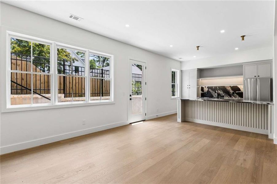 Spacious, unfurnished interior of a new home in , Brookhaven (Image 25).