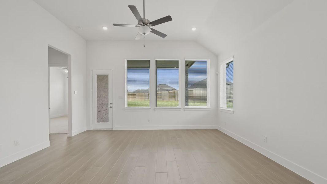 Spacious, unfurnished interior of a new home in Sienna 45', Missouri City (Image 26).