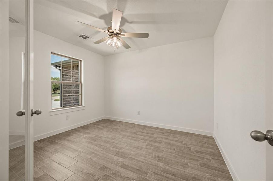 Spacious, unfurnished interior of a new home in Runaway Bay, Runaway Bay (Image 35).