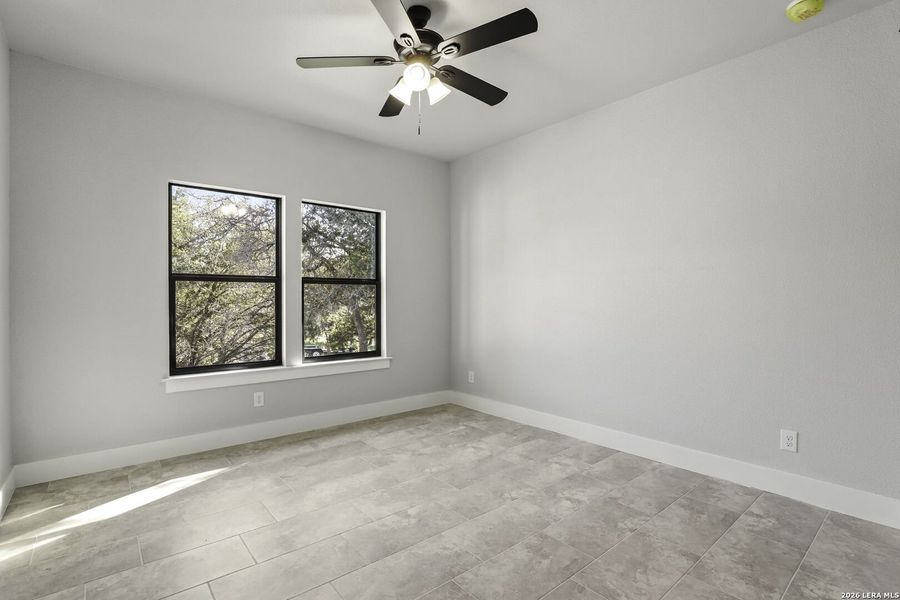 Spacious, unfurnished interior of a new home in , Canyon Lake (Image 24).