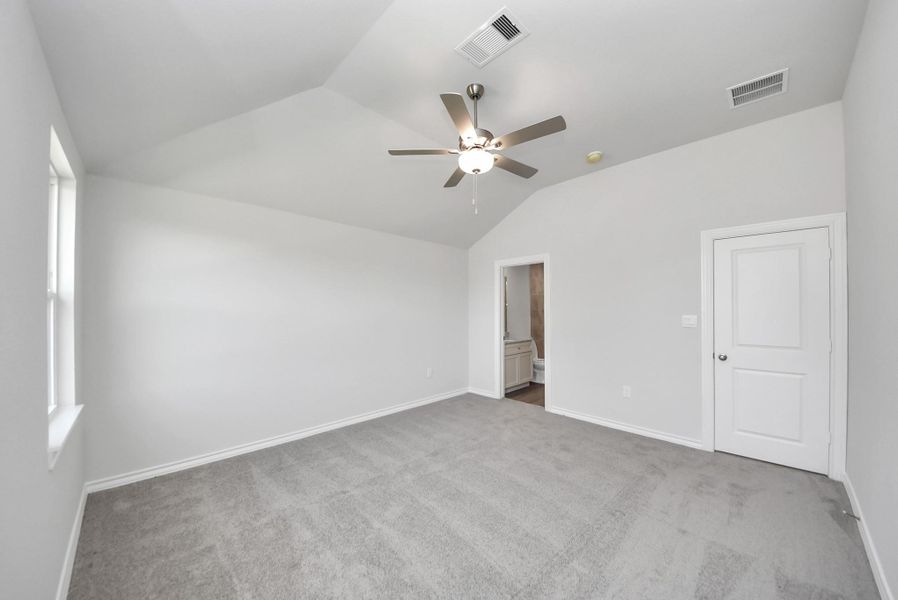 Spacious, unfurnished interior of a new home in Santa Fe, Cleveland (Image 26).