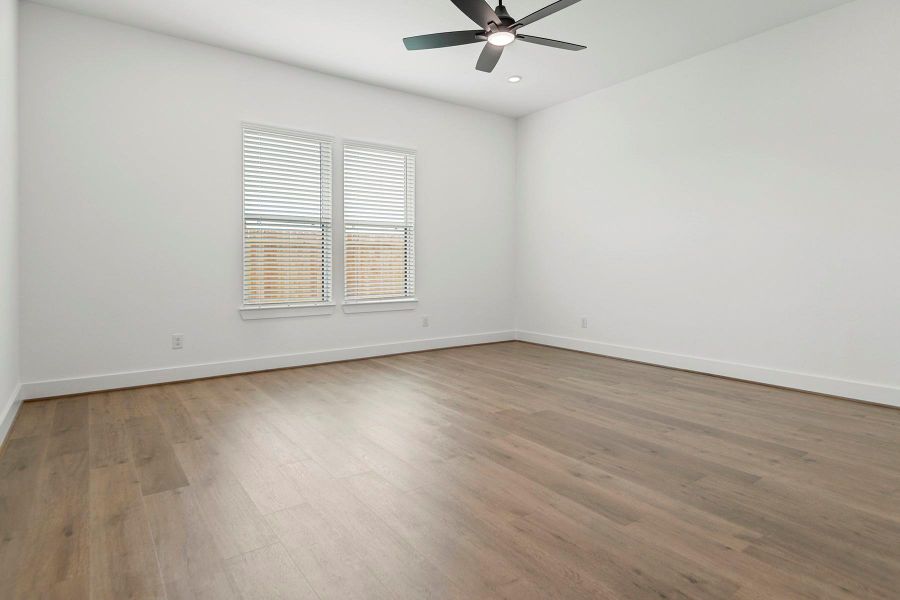 Spacious, unfurnished interior of a new home in Hallimore Ranch, Rosenberg (Image 18).