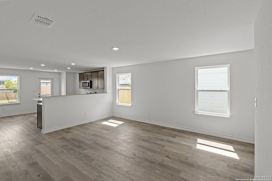 Spacious, unfurnished interior of a new home in Meadows at Clear Springs, New Braunfels (Image 11).