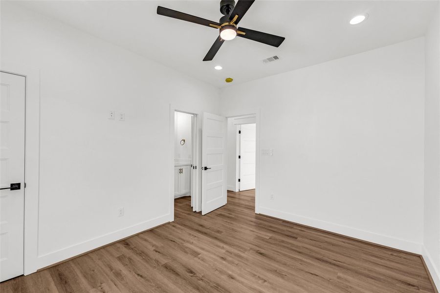 Spacious, unfurnished interior of a new home in , Crystal Beach (Image 14).