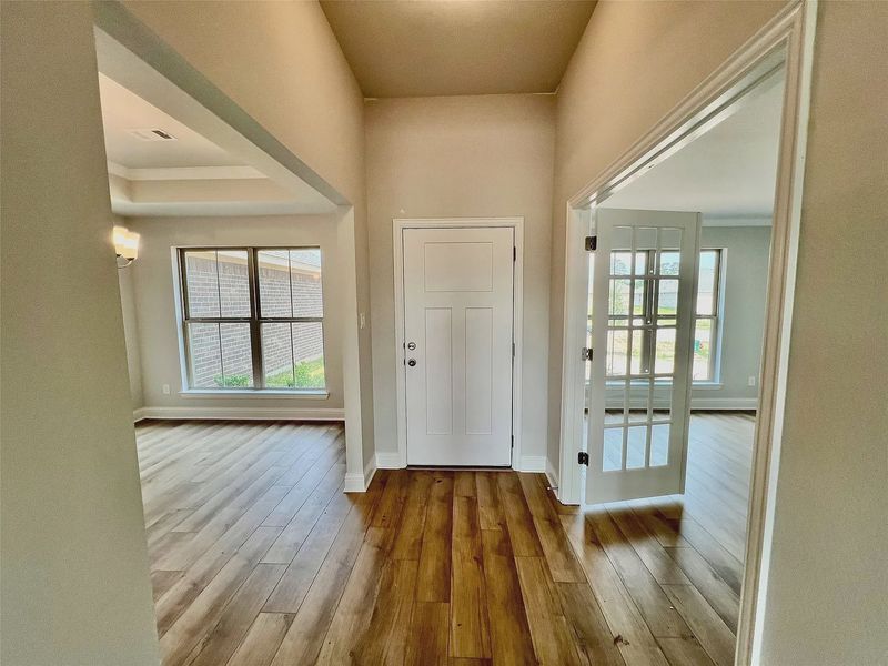 Spacious, unfurnished interior of a new home in Bayou Bend Estates, Dickinson (Image 11).