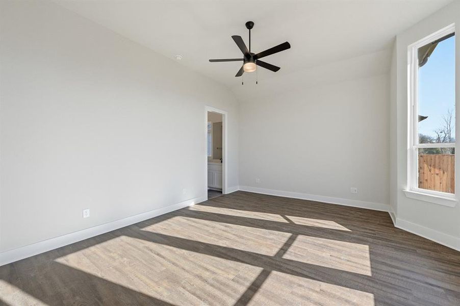 Spacious, unfurnished interior of a new home in Dove Hollow, Waxahachie (Image 12).