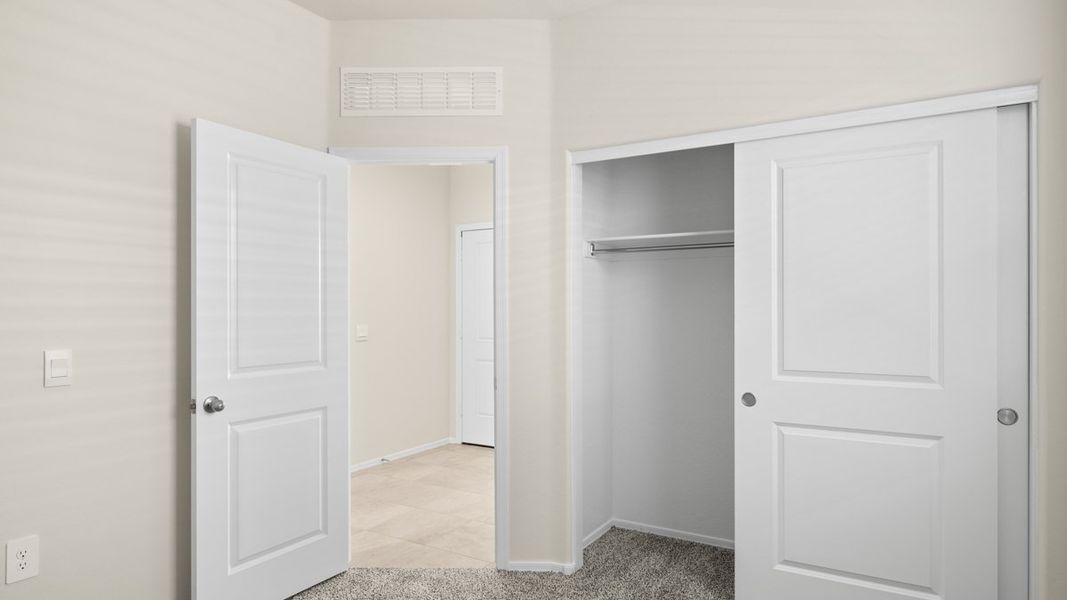 Spacious, unfurnished interior of a new home in Rio Rancho Estates, Wittmann (Image 24).