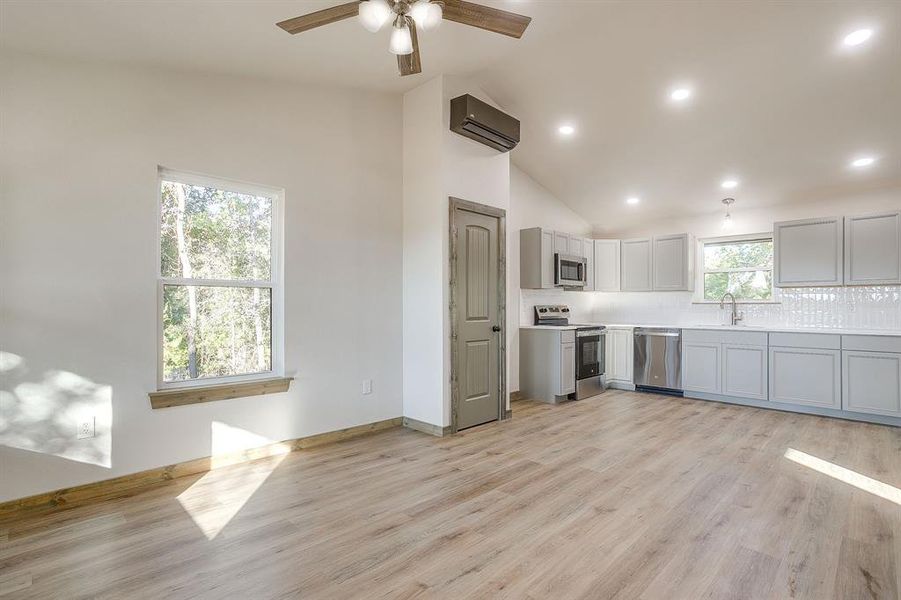 Spacious, unfurnished interior of a new home in , Weatherford (Image 10).